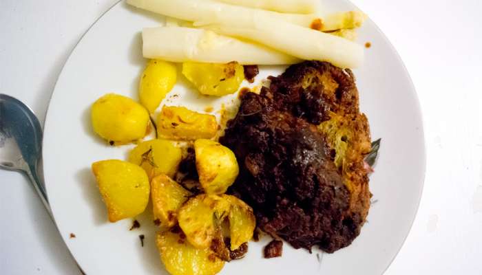 veganes Rezept: deftiger Seitanbraten an Backofenkartoffeln, Spargel ...